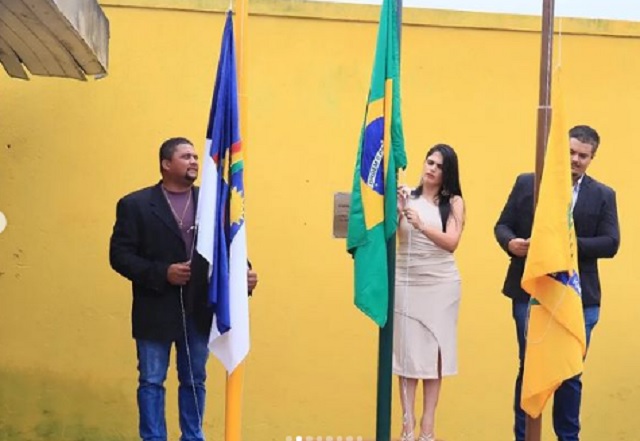 No momento você está vendo Vereadores da Câmara Municipal de Maraial participaram do hasteamento das bandeiras